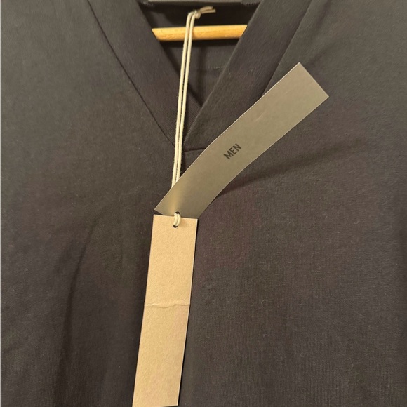 NWT FEAR OF GOD ESSENTIALS Black V-Neck T-Shirt Size: M - Picture 5 of 9